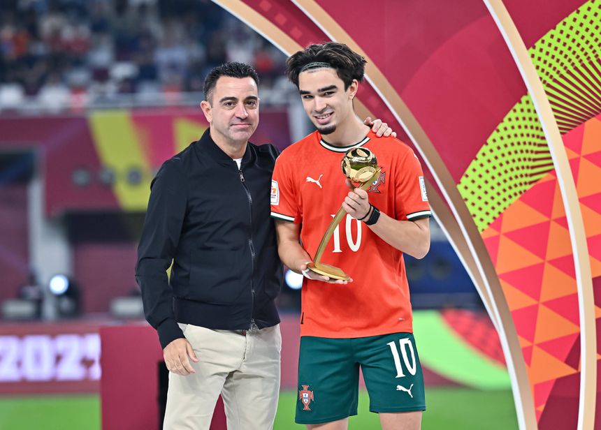 Mateus Mide recebeu o prémio de melhor jogador do Mundial sub-17 das mãos de Xavi Hernández