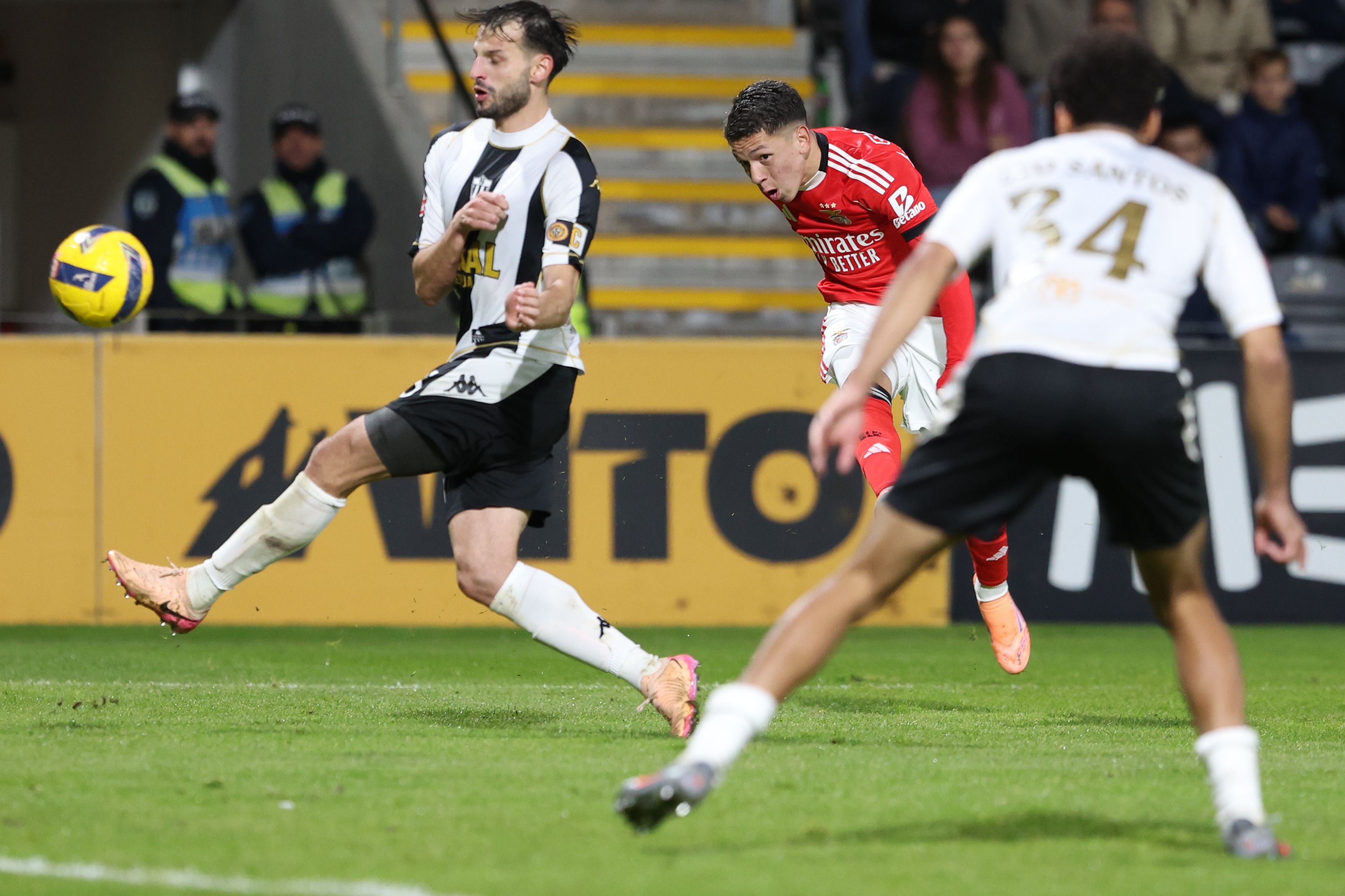 Prestianni acaba de rematar para um grande golo, o primeiro do Benfica com o Nacional — Foto: Catarina Morais/Kapta +