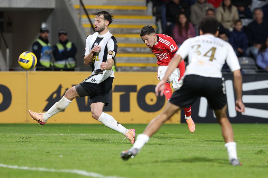 Prestianni acaba de rematar para um grande golo, o primeiro do Benfica com o Nacional — Foto: Catarina Morais/Kapta +