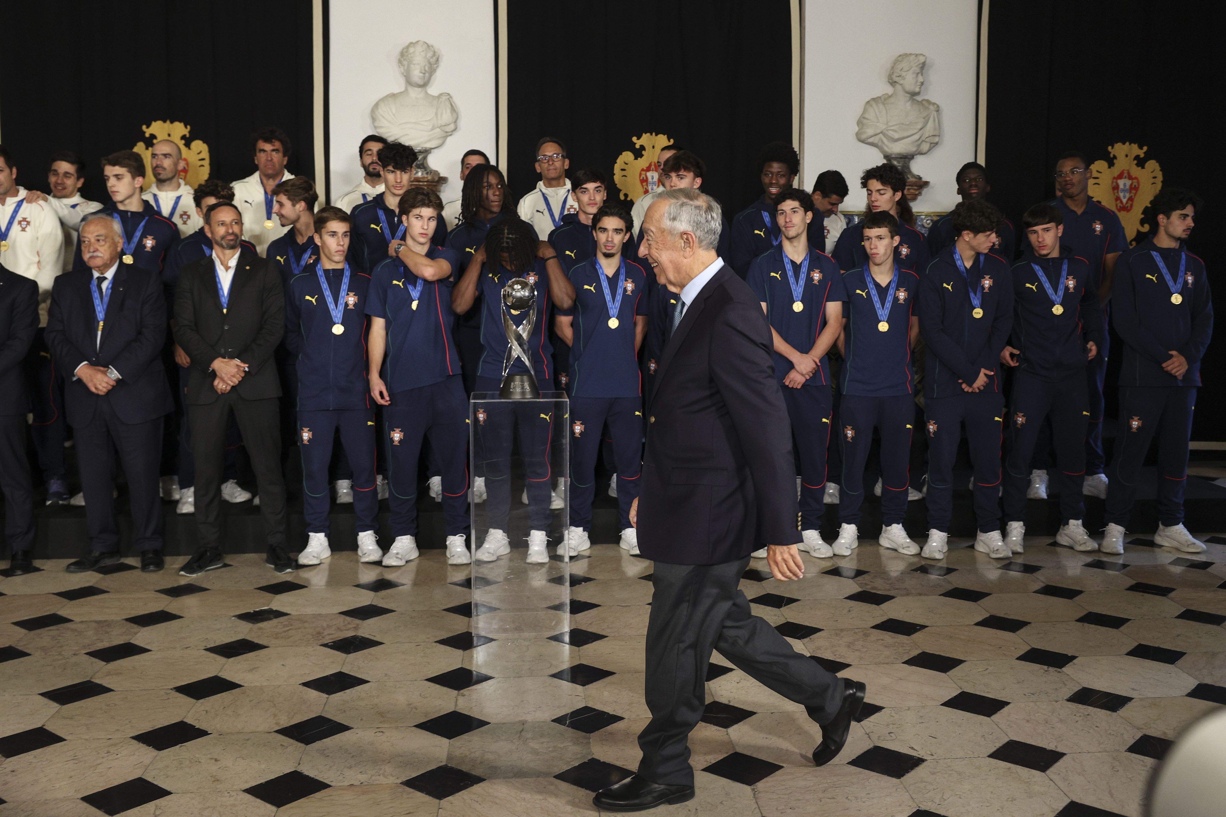O Presidente da República, Marcelo Rebelo de Sousa, recebeu no Palácio de Belém a Seleção Nacional Sub-17 pela conquista do título mundial - Foto: MIGUEL A. LOPES/LUSA