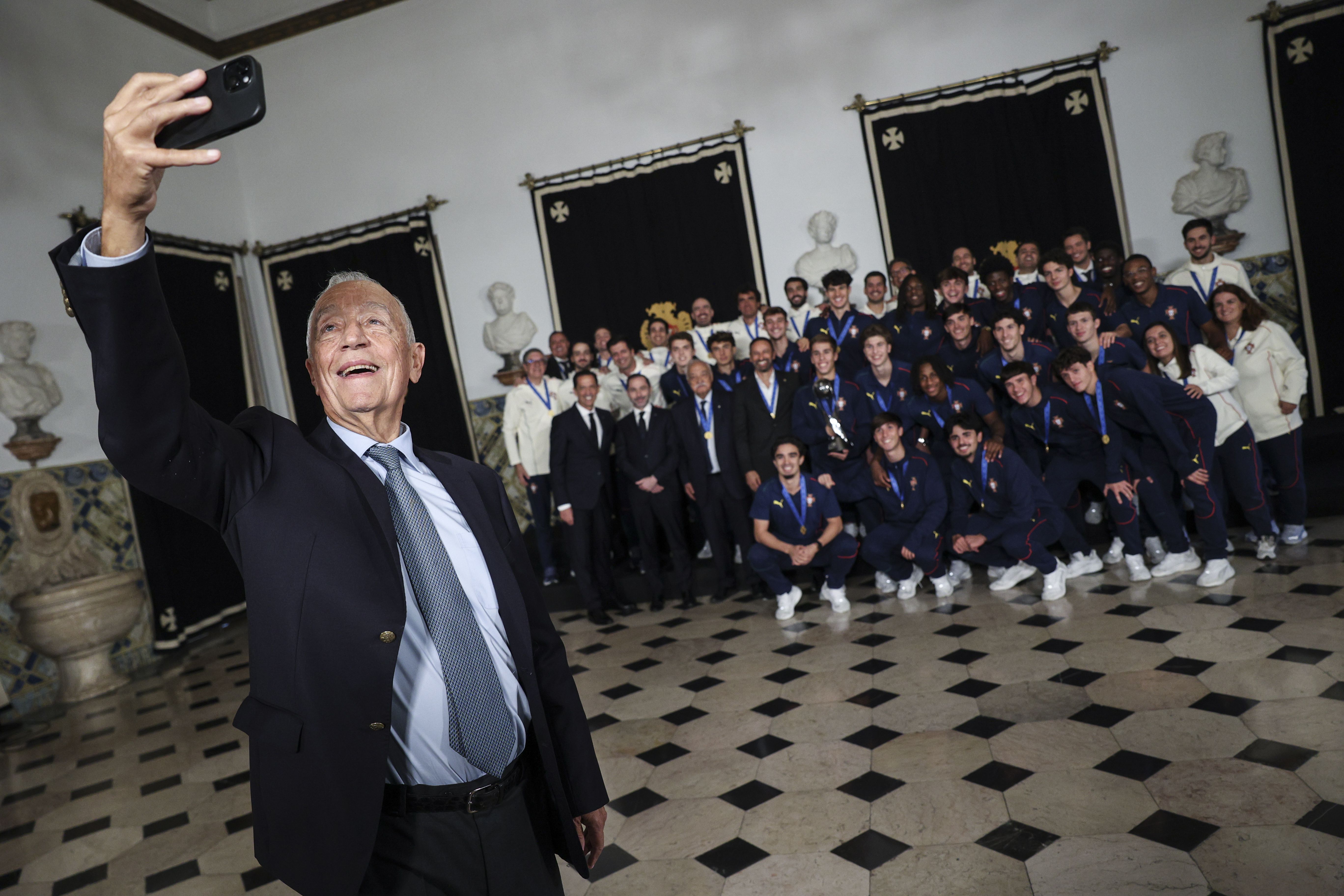 O Presidente da República, Marcelo Rebelo de Sousa, recebeu no Palácio de Belém a Seleção Nacional Sub-17 pela conquista do título mundial - Foto: MIGUEL A. LOPES/LUSA
