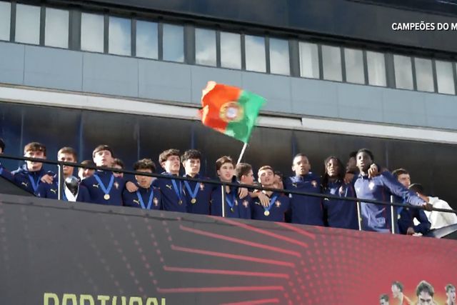 Receção familiar e… hino nacional na Portela para os campeões do Mundo