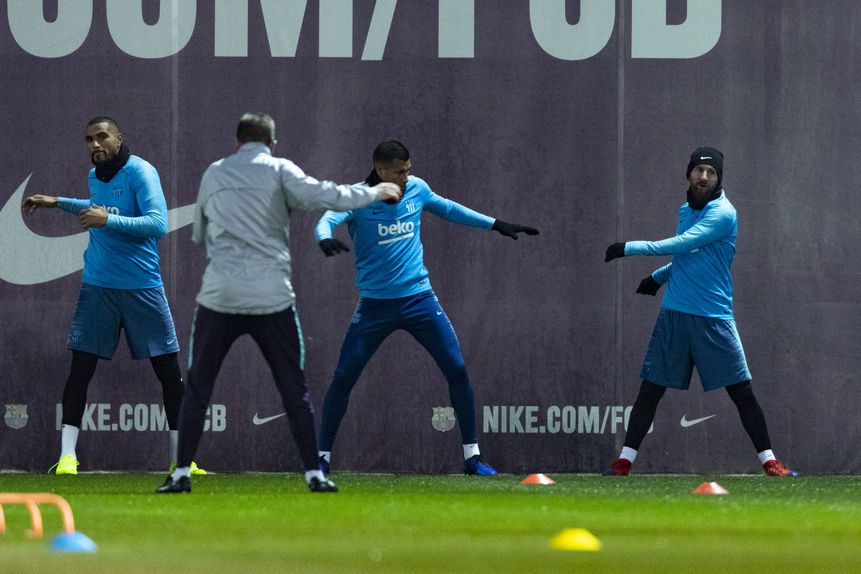 Kevin-Prince Boateng, Paulinho e Messi num treino do Barcelona, em 2019