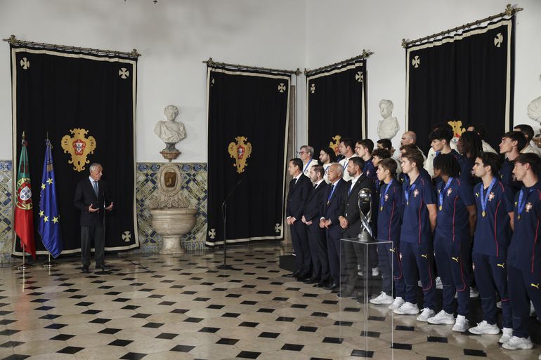 O Presidente da República, Marcelo Rebelo de Sousa, recebeu no Palácio de Belém a Seleção Nacional Sub-17 pela conquista do título mundial - Foto: MIGUEL A. LOPES/LUSA
