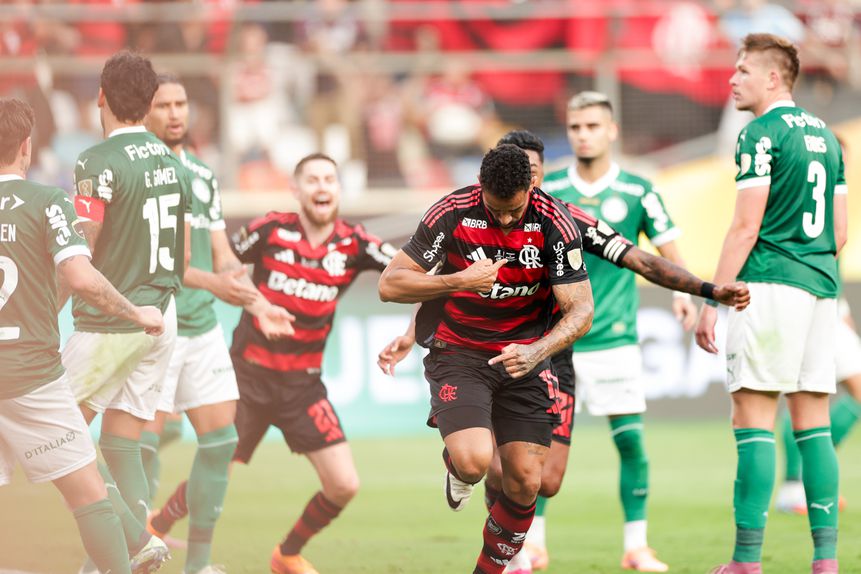 Num cabeceamento após pontapé de canto, Danilo foi o herói do Fla em Lima - Foto: Flamengo