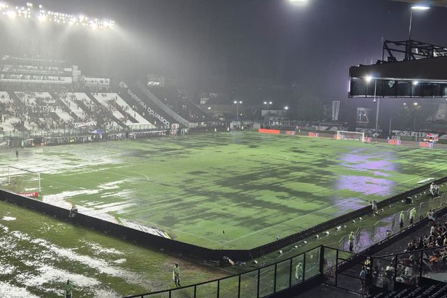 Nuno Moreira marca em jogo interrompido mais de uma hora por chuva torrencial