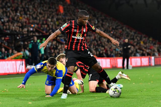 Médio do Bournemouth internado com malária