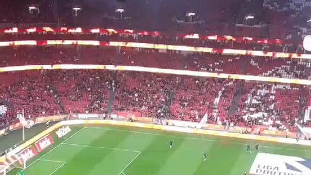 Jogadores do Benfica e Famalicão já aquecem