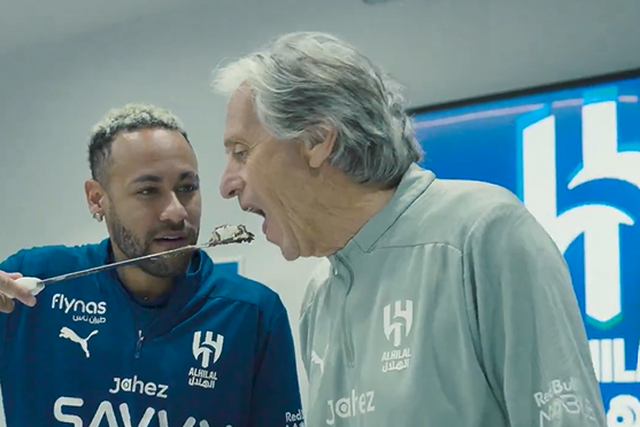 Neymar deu bolo à boca de Jorge Jesus em homenagem do Al Hilal