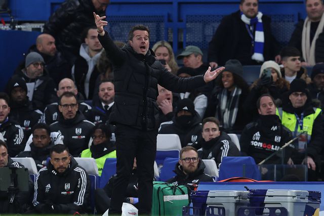Marco Silva a dar indicações aos seus jogadores em Stamford Bridge
