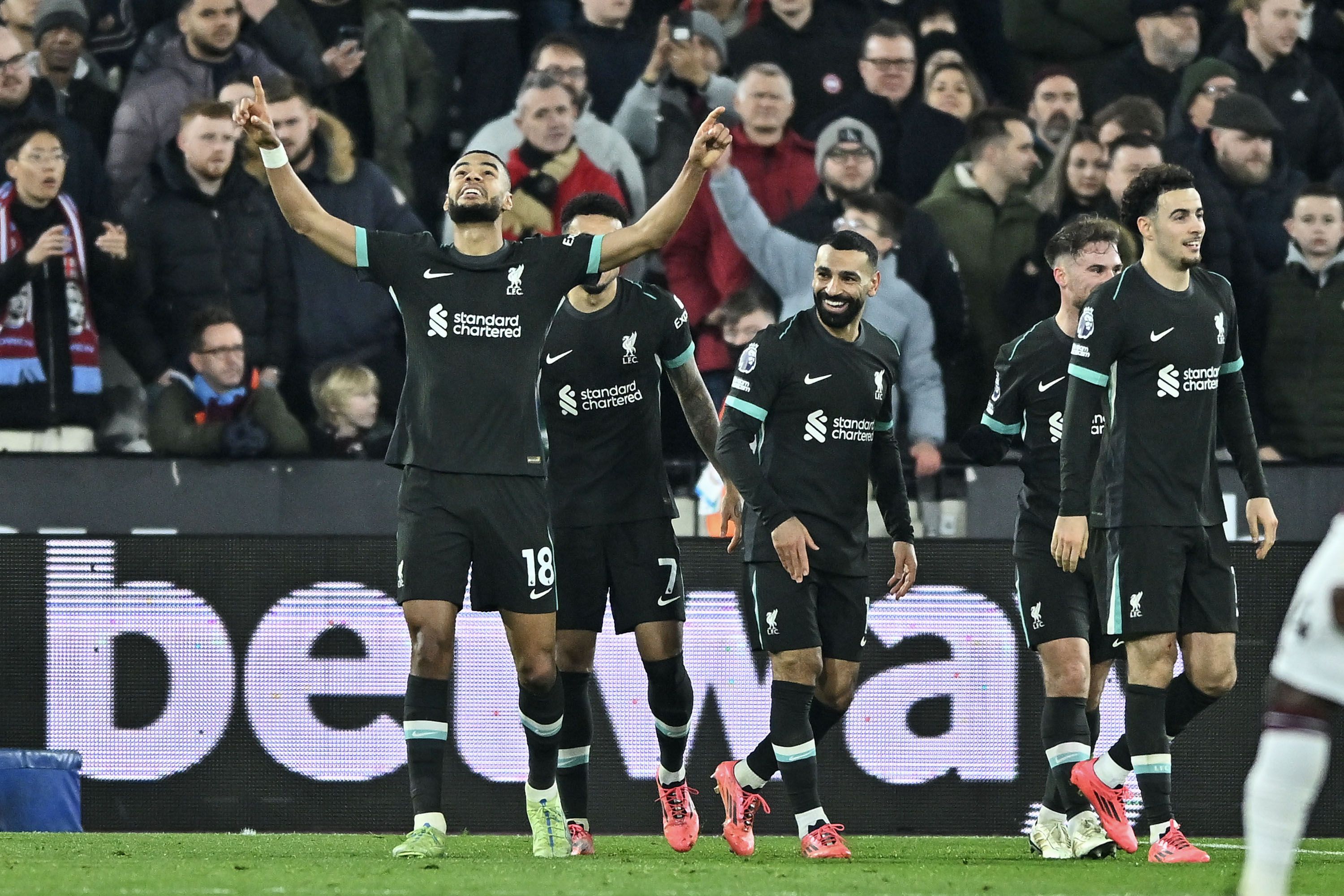 Liverpool atropela West Ham e deixa sério aviso a Amorim