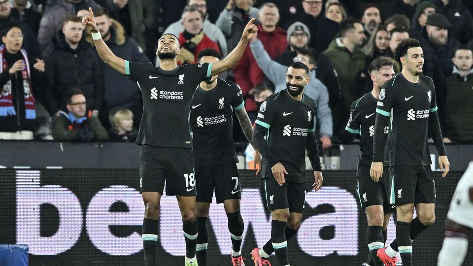 Cody Gakpo celebra o golo marcado pelo Liverpool ao West Ham, na 18.ª jornada da Premier League