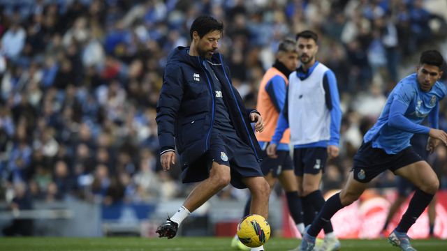 Vítor Bruno canta com os adeptos e pede momento especial para Deniz Gul