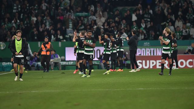 A festa dos jogadores do Sporting após a vitória no dérbi com o Benfica (foto: Miguel Nunes)