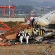 Avião ficou muito danificado depois de embater num muro e se incendiar no aeroporto de Muan, na Coreia do Sul