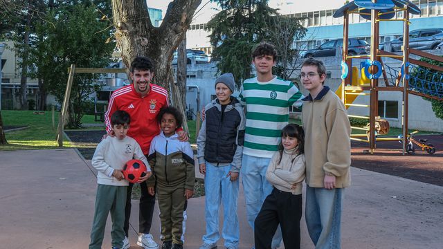 Tomás Araújo (Benfica) e Eduardo Quaresma (Sporting) visitaram o IPO em semana de dérbi (foto: Liga Portugal)