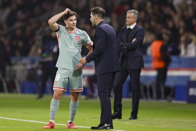 Julián Álvarez a falar com Diego Simeone, em Paris, com Luis Enrique atrás de si