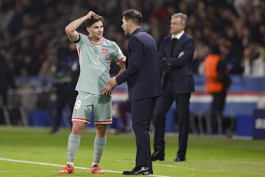 Julián Álvarez a falar com Diego Simeone, em Paris, com Luis Enrique atrás de si
