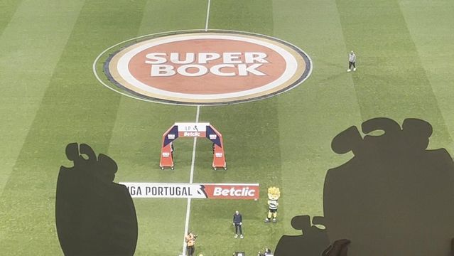 Frederico Varandas e Nani no relvado antes do dérbi