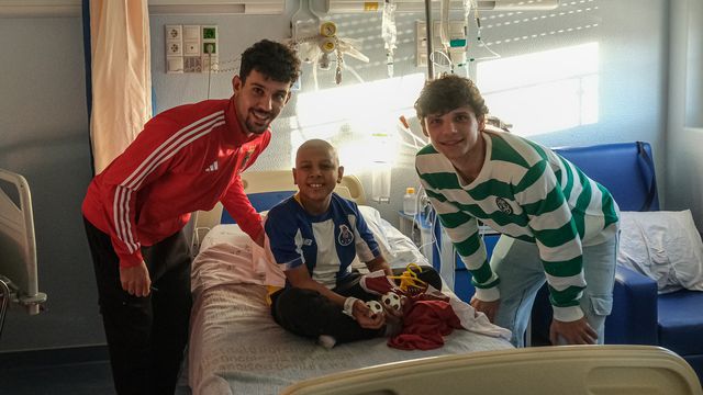Tomás Araújo (Benfica) e Eduardo Quaresma (Sporting) com uma criança do IPO vestida com a camisola do FC Porto (foto: Liga Portugal)