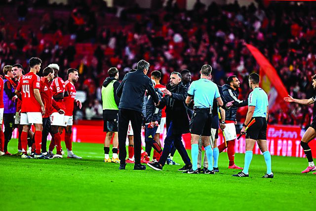 Bruno Lage e Rui Borges cumprimentam-se no final do Benfica-V. Guimarães de 7 de dezembro (foto: IMAGO)
