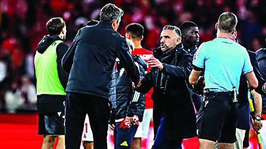 Bruno Lage e Rui Borges cumprimentam-se no final do Benfica-V. Guimarães de 7 de dezembro (foto: IMAGO)