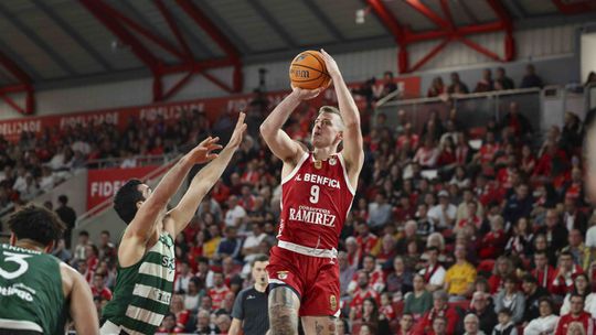 Basquetebol: Benfica derrota Sporting e mantém-se imbatível na Liga e na Luz