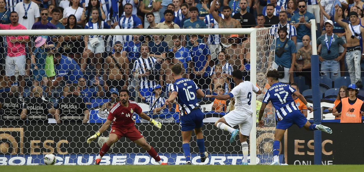 Iván Jaime, jogador do FC Porto, remata no jogo entre o FC Porto e o Al-Nassr no Estádio do Dragao no Porto. Domingo 28 de Julho de 2024 (ANDRE ALVES/GRAFISLAB)(GRAFISLAB)