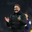Vítor Pereira a celebrar a conquista de mais um ponto com os adeptos dos Wolves, em Londres