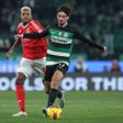 Trincão foge com a bola de Florentino, durante o jogo entre Sporting e Benfica