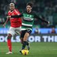 Trincão foge com a bola de Florentino, durante o jogo entre Sporting e Benfica