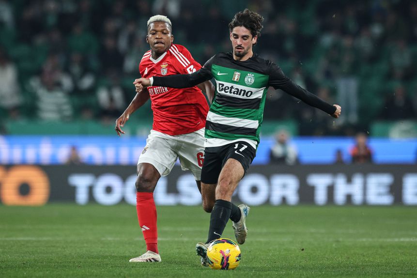 Trincão foge com a bola de Florentino, durante o jogo entre Sporting e Benfica