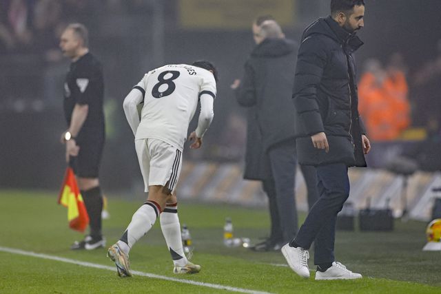 Manchester United, com Ruben Amorim de costas quando Bruno Fernandes sai de campo após ver o cartão vermelho em Wolverhampton, joga esta segunda-feira em casa do Newcastle