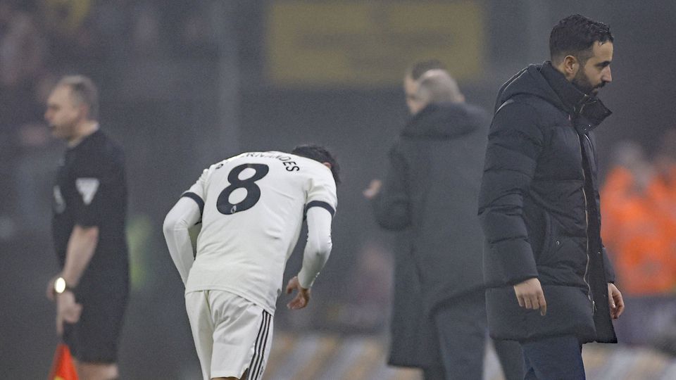 Manchester United, com Ruben Amorim de costas quando Bruno Fernandes sai de campo após ver o cartão vermelho em Wolverhampton, joga esta segunda-feira em casa do Newcastle