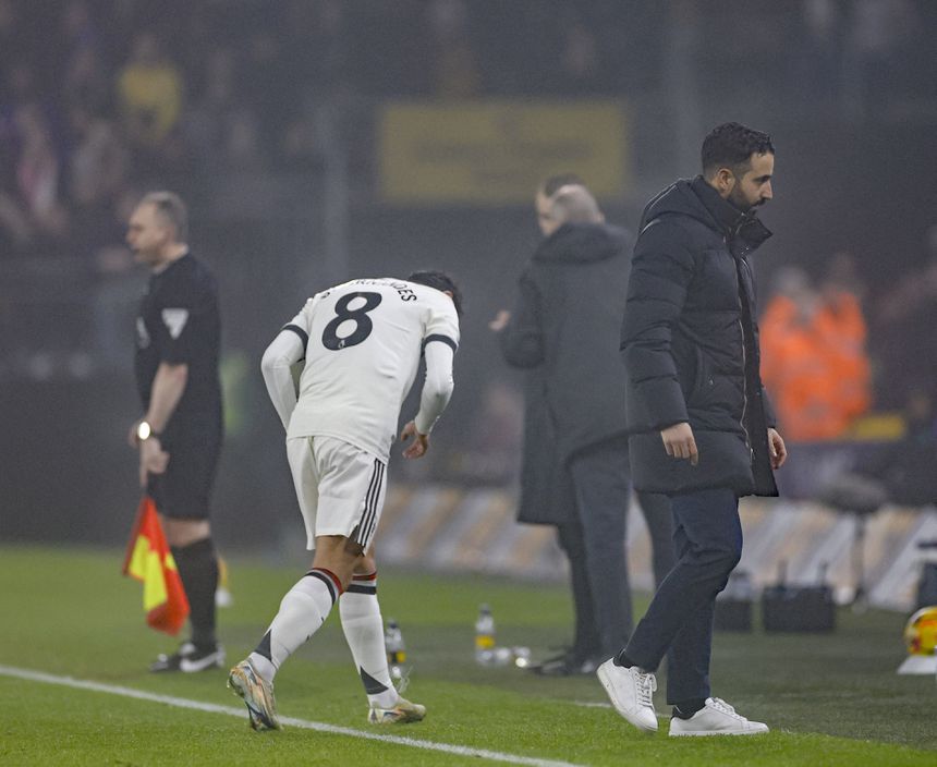Manchester United, com Ruben Amorim de costas quando Bruno Fernandes sai de campo após ver o cartão vermelho em Wolverhampton, joga esta segunda-feira em casa do Newcastle