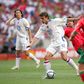 Alexei Bugaev a passar por Deco, na derrota da Rússia contra Portugal (0-2), no Euro 2004