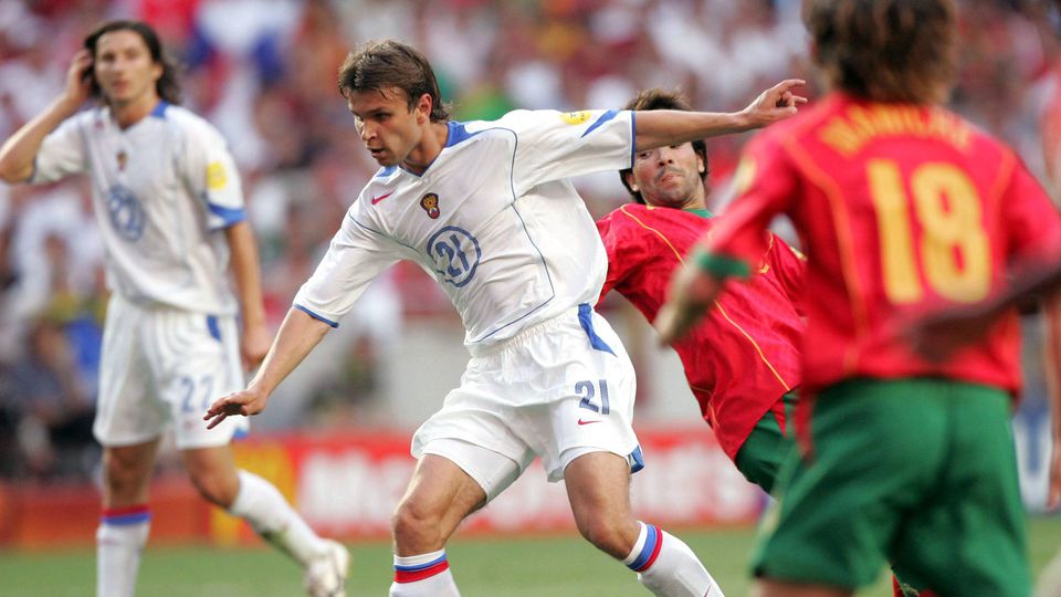 Alexei Bugaev a passar por Deco, na derrota da Rússia contra Portugal (0-2), no Euro 2004