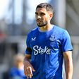Ainda emprestado pelo Everton, Maupay goza com o 'seu' clube