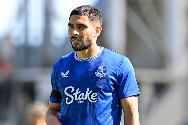 Ainda emprestado pelo Everton, Maupay goza com o 'seu' clube