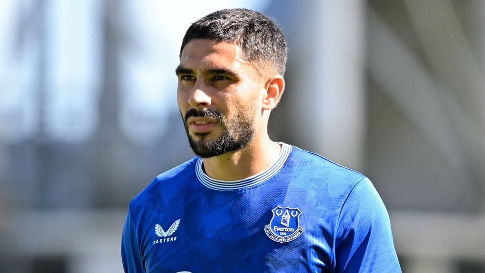 Ainda emprestado pelo Everton, Maupay goza com o 'seu' clube