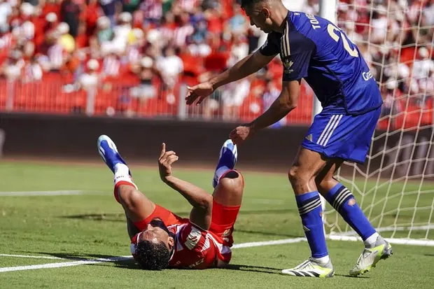 Momento da lesão grave que sofreu no Almería, num jogo contra o Granada em que fez um 'hat trikc' - Foto; MARCA/CURRO VALLEJO