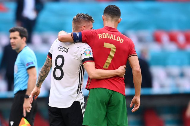 Kroos a abraçar Cristiano Ronaldo