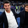 Chivu e Antonio Conte, treinadores de Inter e Nápoles, durante cumprimento