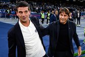 Chivu e Antonio Conte, treinadores de Inter e Nápoles, durante cumprimento