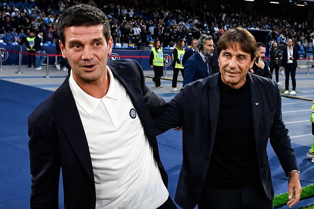 Chivu e Antonio Conte, treinadores de Inter e Nápoles, durante cumprimento