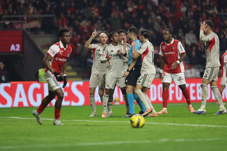 Jogadores do Benfica queixaram-se do golo invalidado em Braga - Foto: Luís Eiras/IMAGO