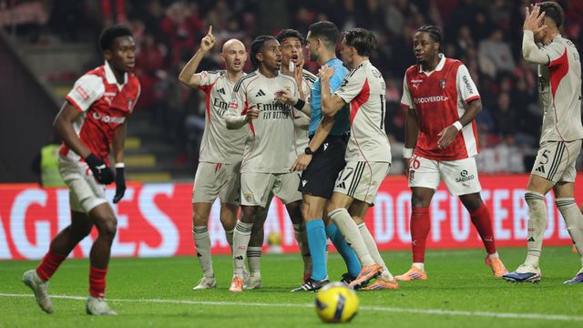 Jogadores do Benfica queixaram-se do golo invalidado em Braga - Foto: Luís Eiras/IMAGO