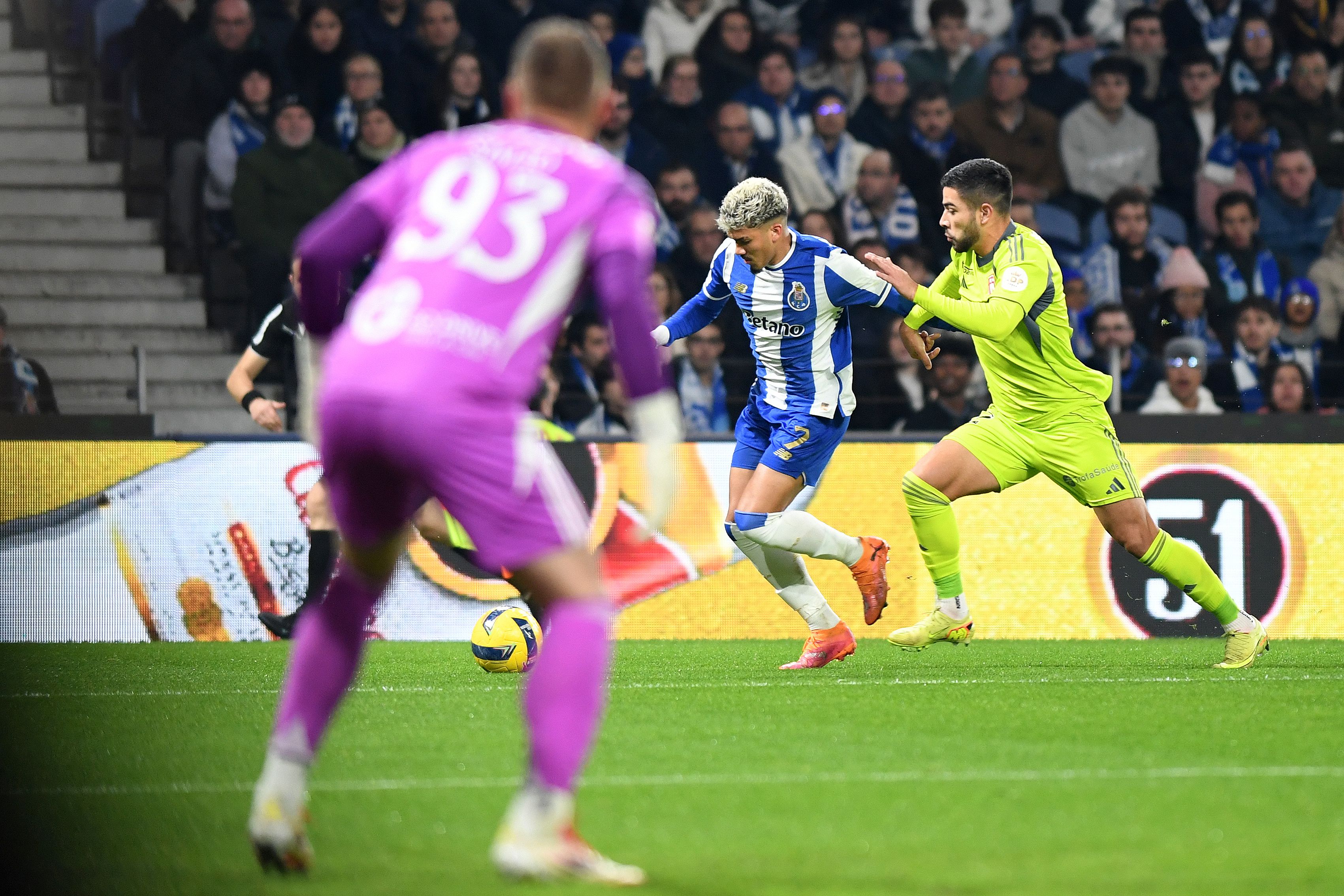 William Gomes tenta escapar a adversário - Foto: Rogério Ferreira/Kapta+