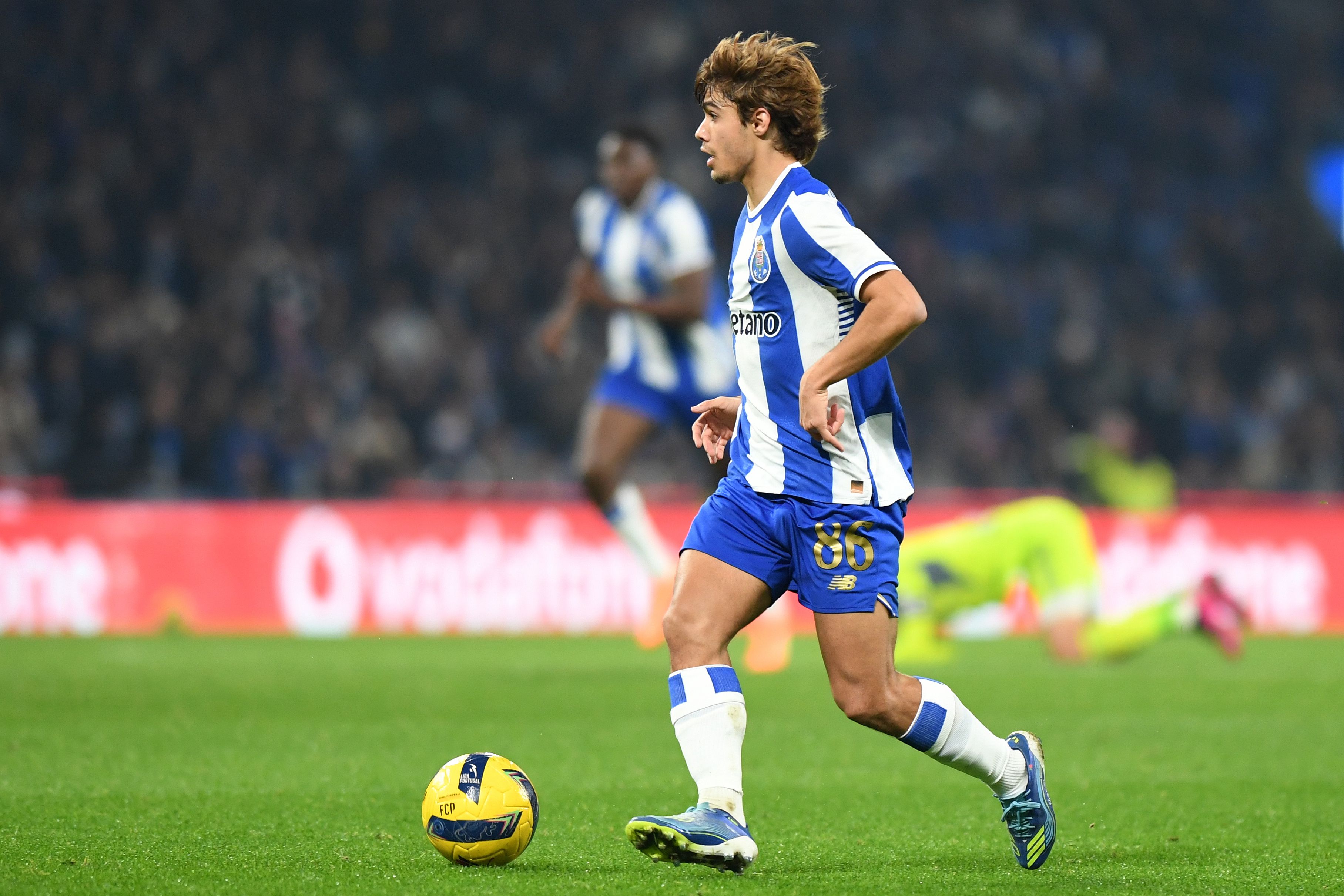 Rodrigo Mora conduz a bola frente ao Aves SAD - Foto: Rogério Ferreira/Kapta+