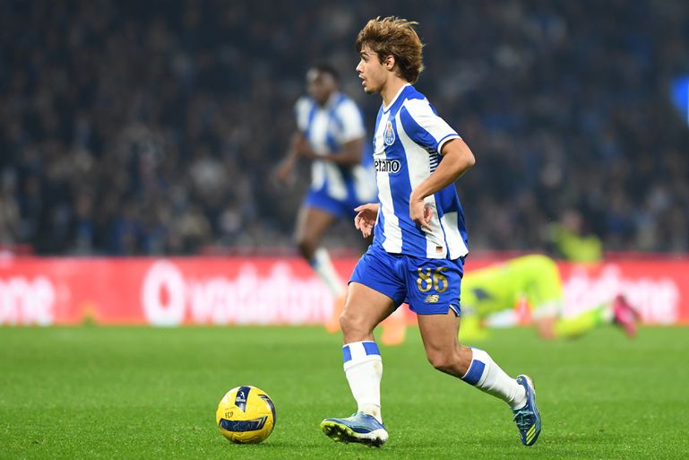 Rodrigo Mora conduz a bola frente ao Aves SAD - Foto: Rogério Ferreira/Kapta+